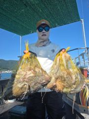 8일 4분 조황 입니다 ㆍ장원 10.6kg 30수 2등 8.4kg 26수 그리고 초보 두분 3.7키로 3.5키로 키로오버 2수 입니다 사진